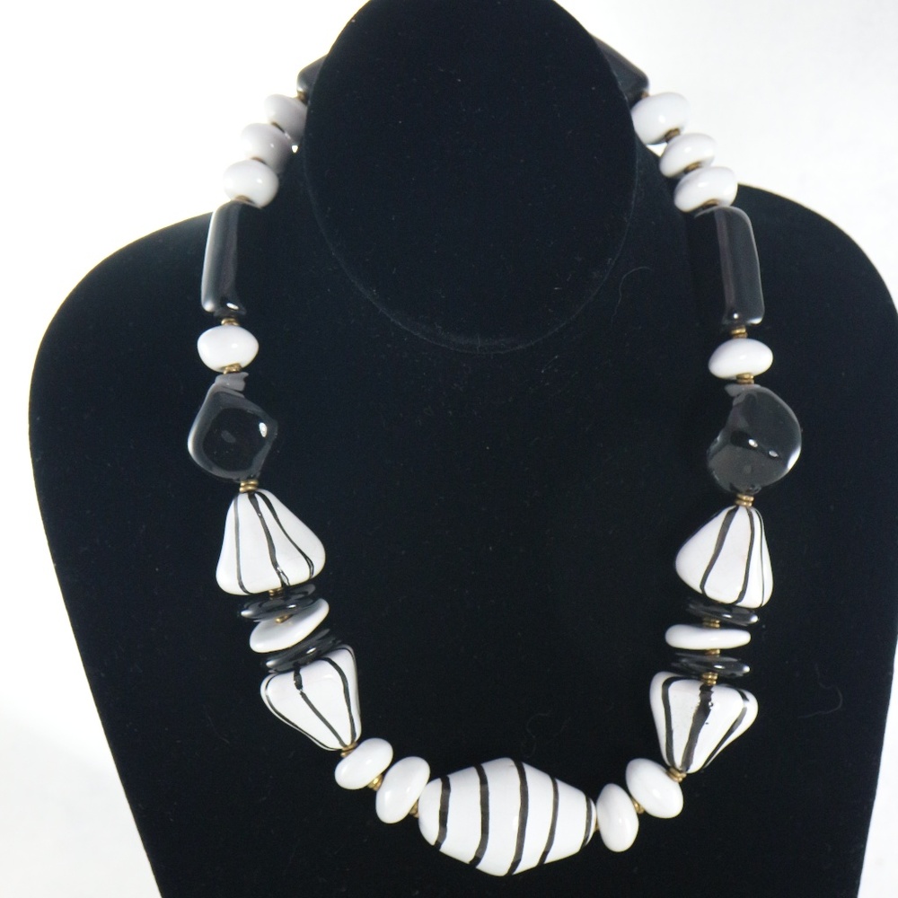 KAZURI Warrior 'Blck/Wht' 18 in Handmade Necklace